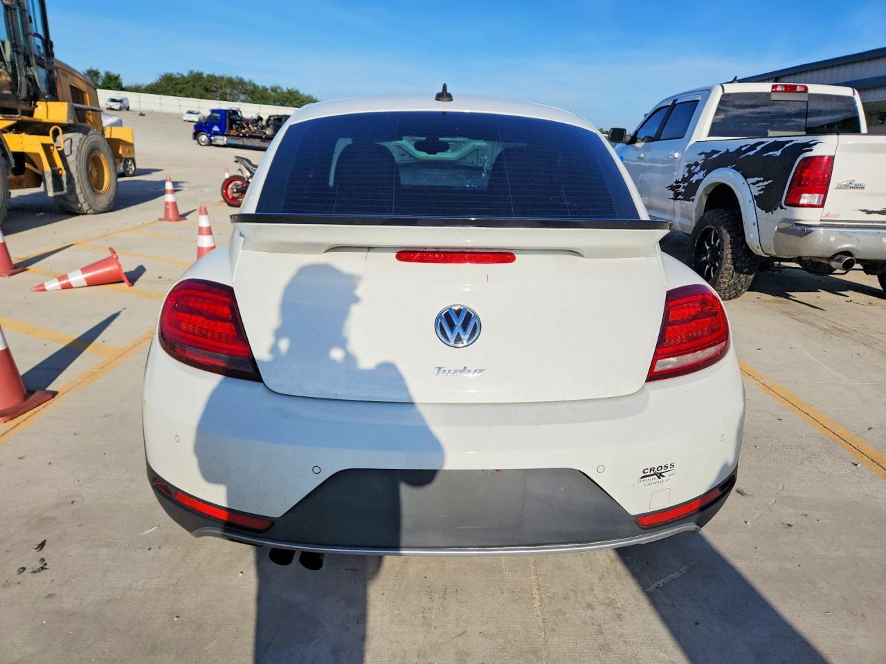 2016 Volkswagen Beetle Dune - Фото 6