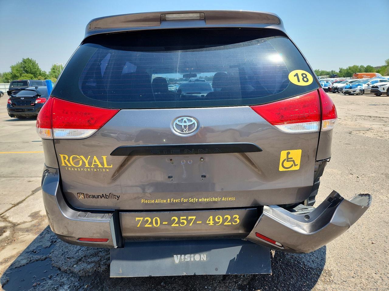 2013 Toyota Sienna L 7-Passenger - Фото 6