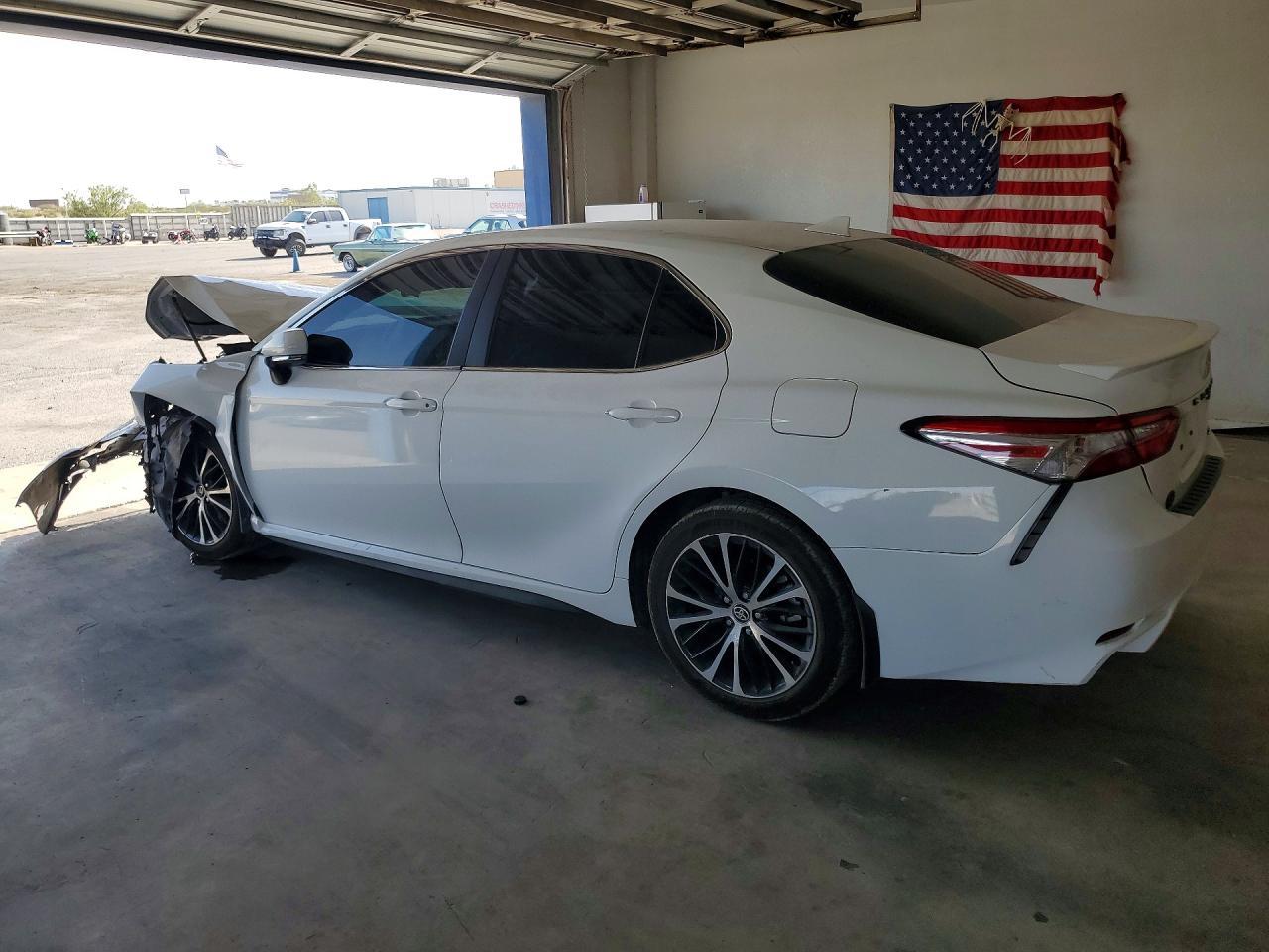2020 Toyota Camry Se - Фото 2