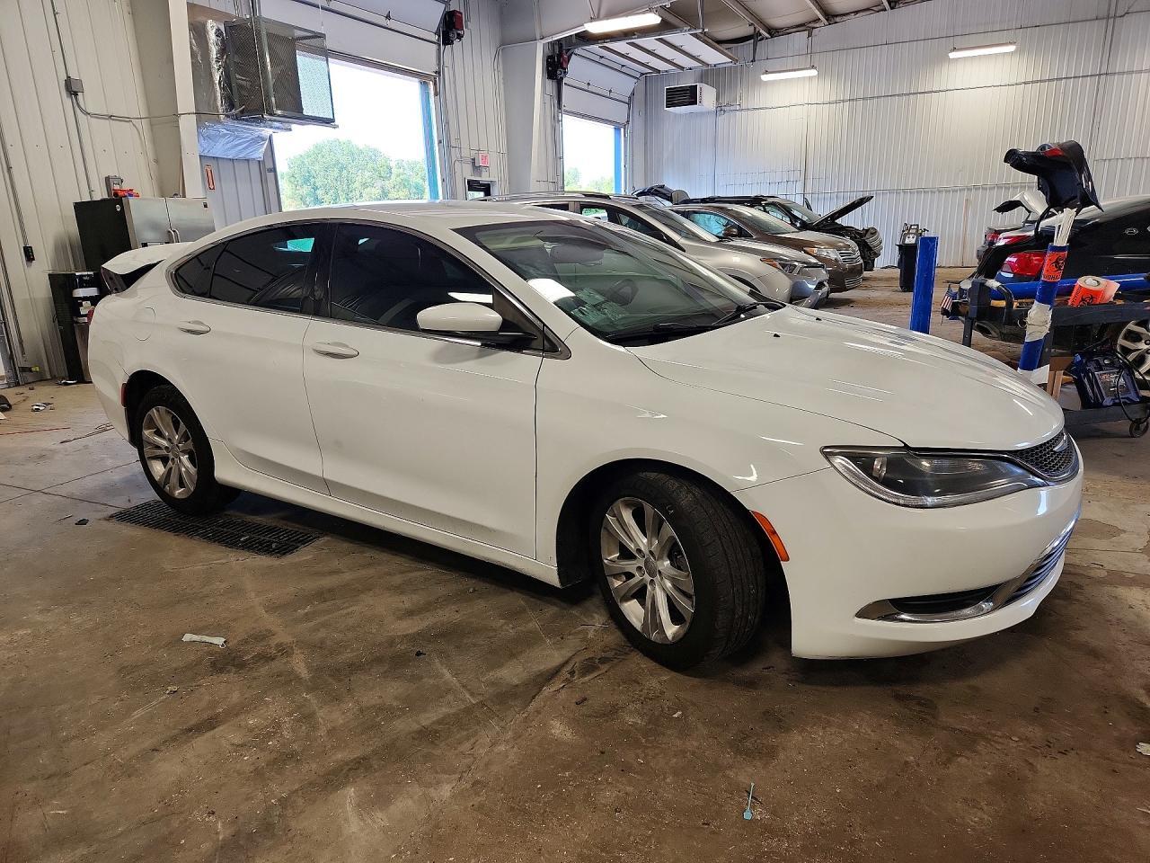 2015 Chrysler 200 Limited - Фото 4