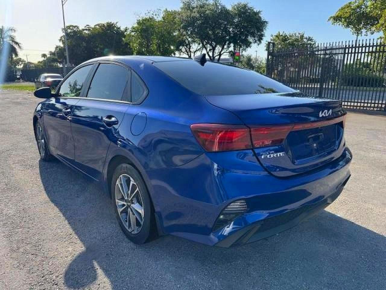 2022 Kia Forte Lxs - Image 2