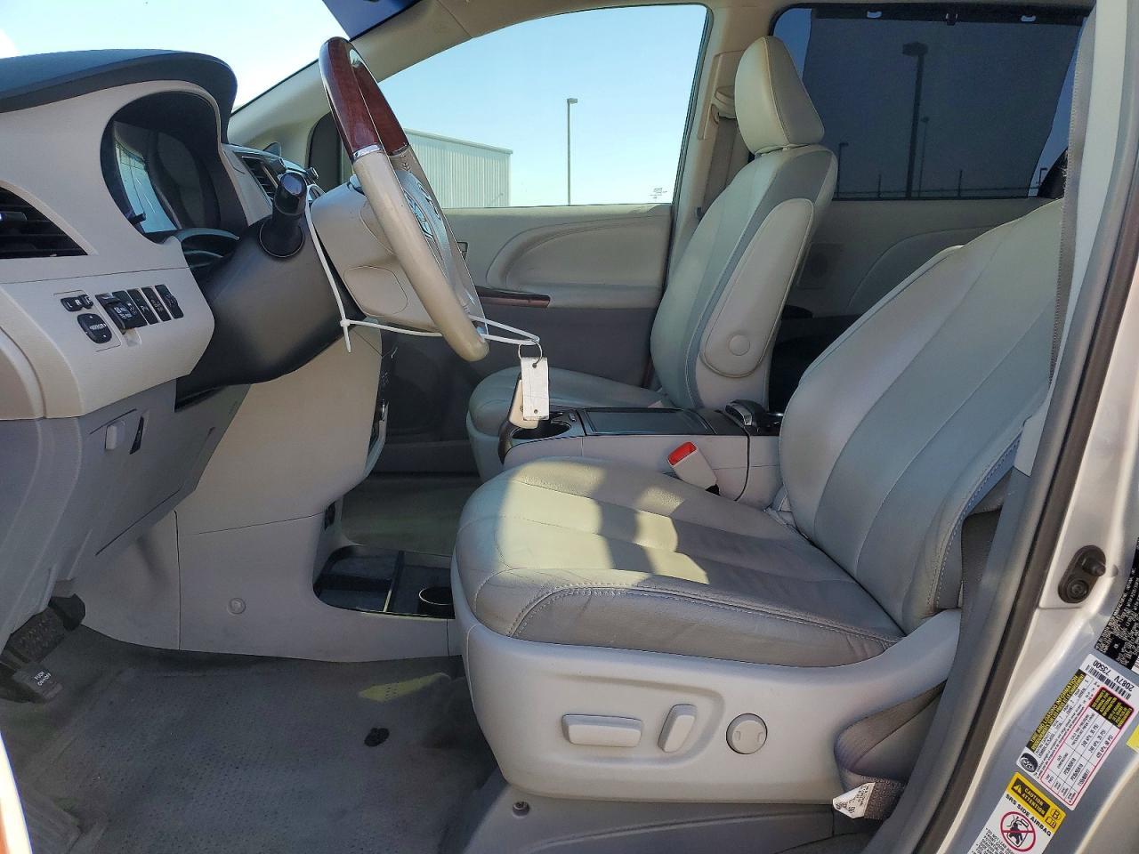 2014 Toyota Sienna Limited 7-Passenger - Image 7