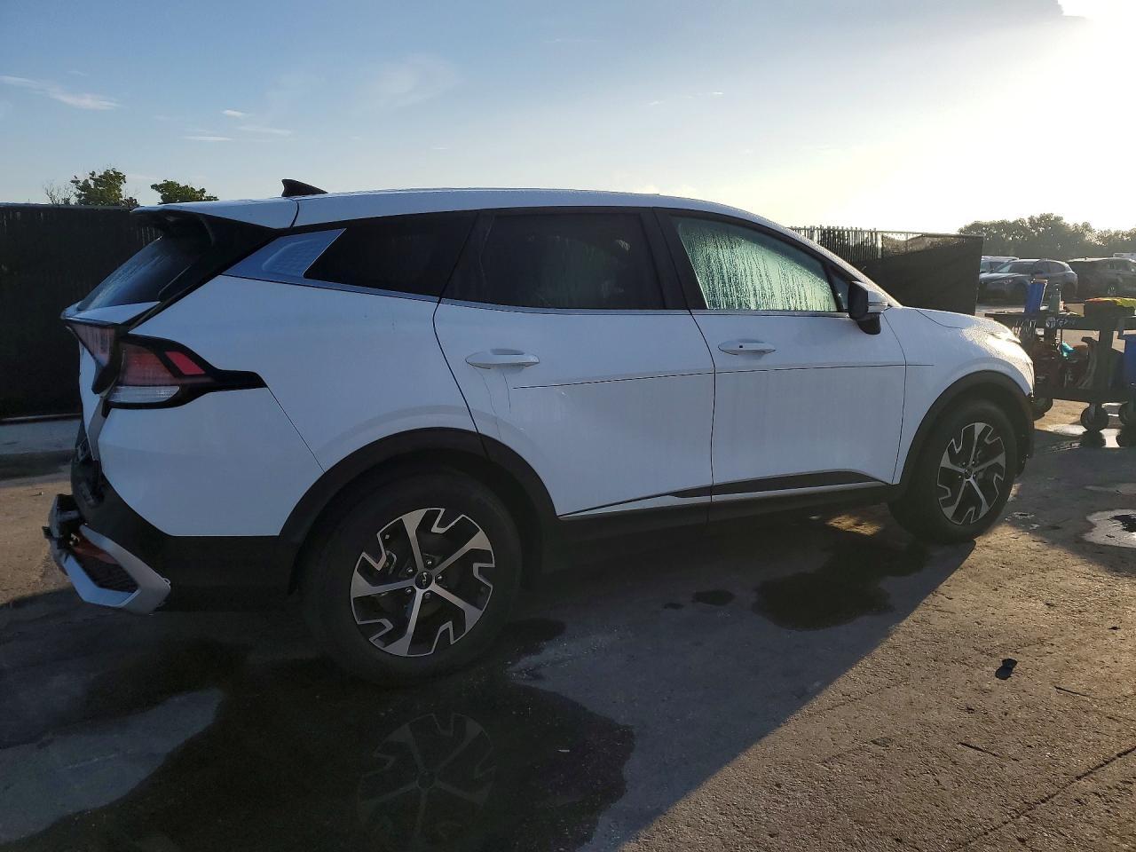 2024 Kia Sportage Ex - Image 3