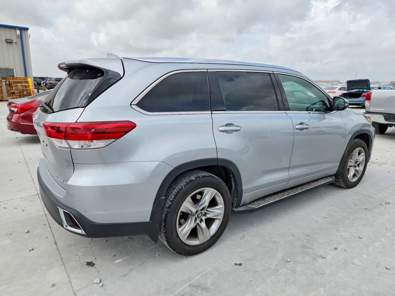 2017 Toyota Highlander Limited - Image 3