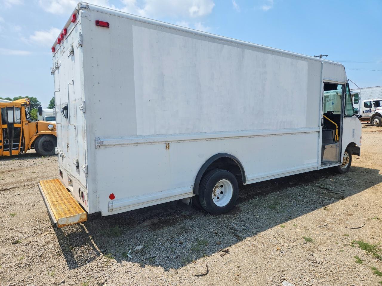 2000 Ford F-59 - Image 3