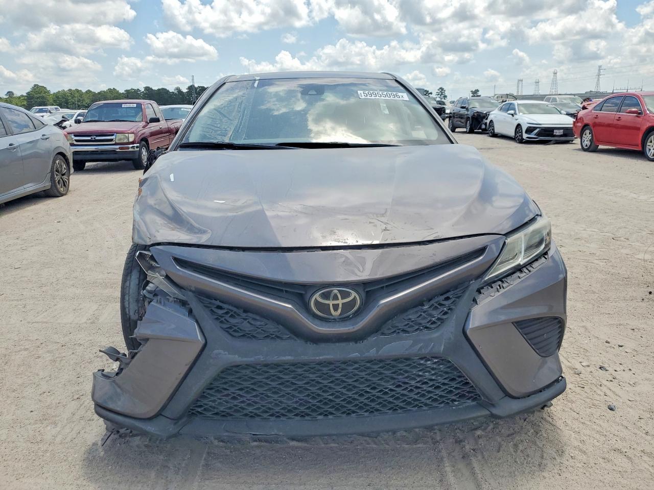 2020 Toyota Camry Se - Фото 5