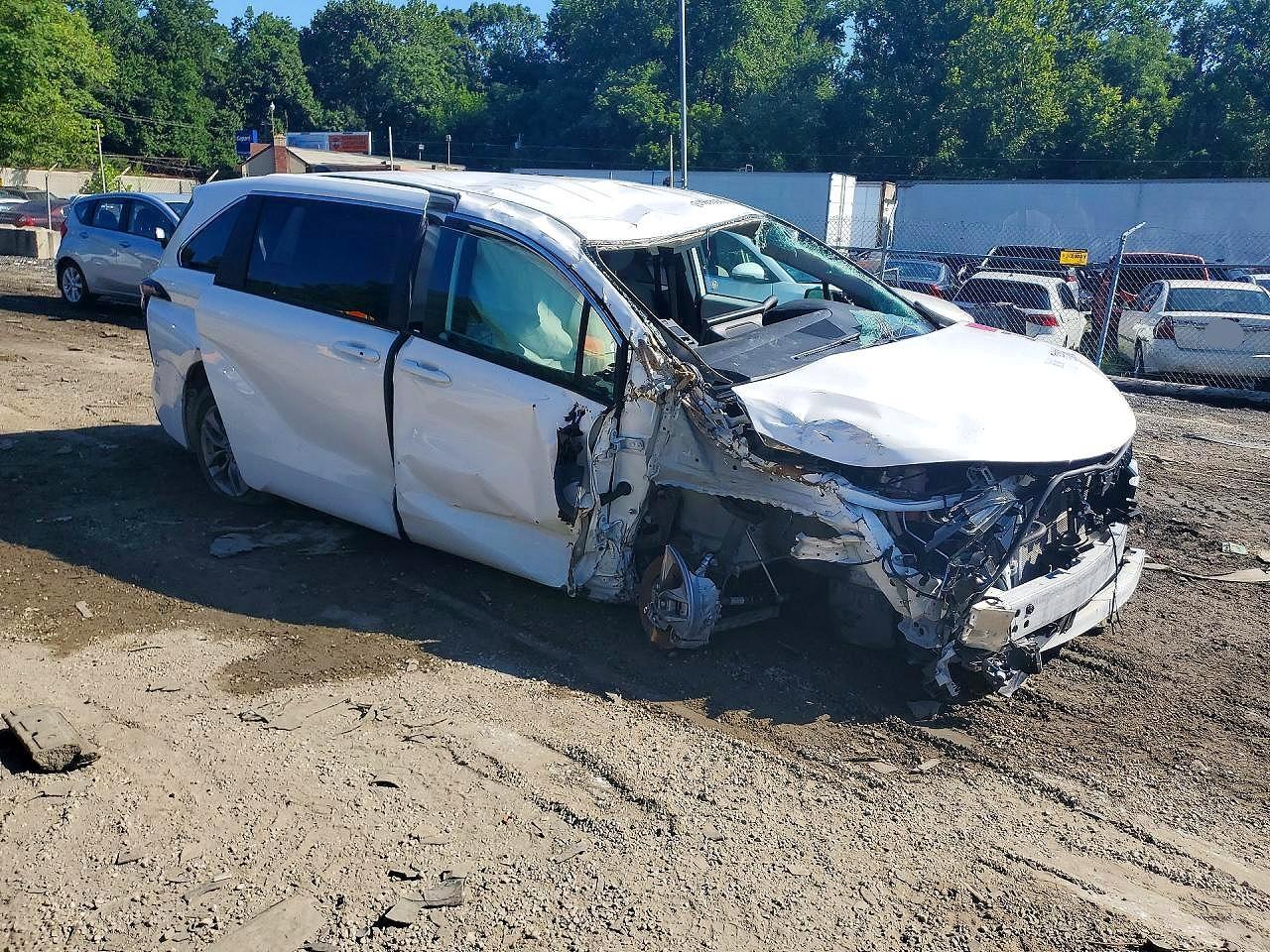 2025 Toyota Sienna Le - Фото 4