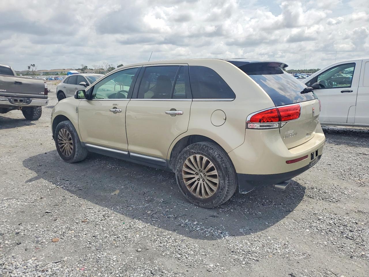 2011 Lincoln Mkx - Image 2