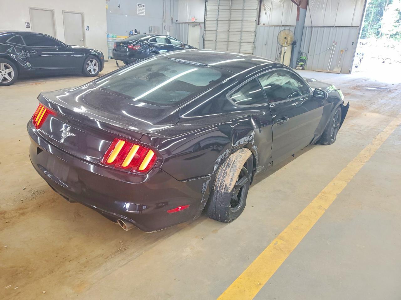 2017 Ford Mustang Base - Фото 3