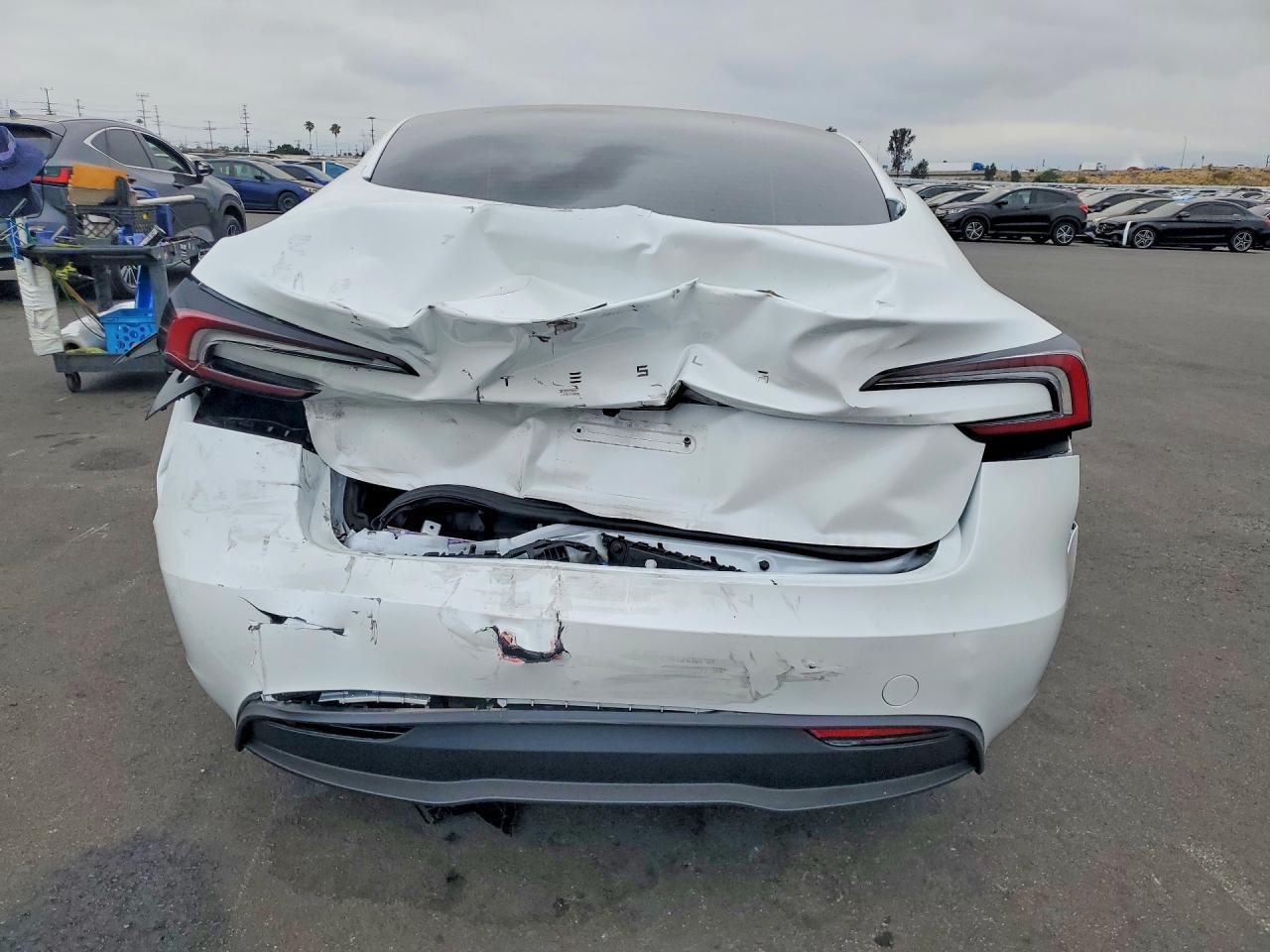 2025 Tesla Model 3 - Фото 6