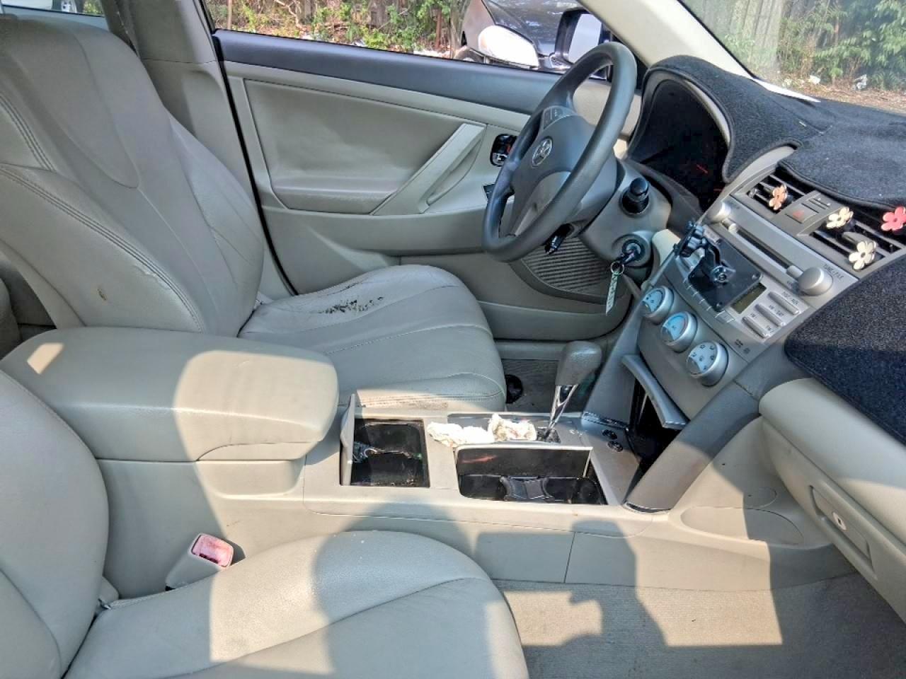 2010 Toyota Camry Le - Фото 5