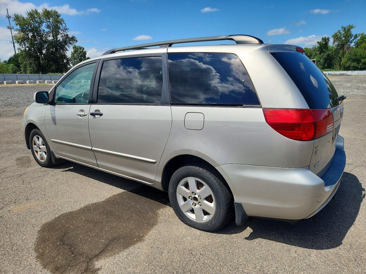 2005 Toyota Sienna Xle 7 Passenger - Image 2
