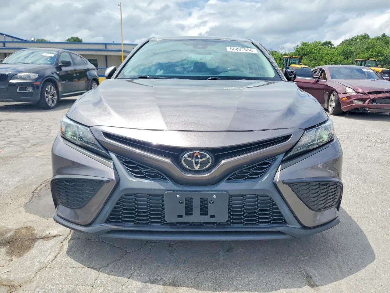 2021 Toyota Camry Se - Фото 5
