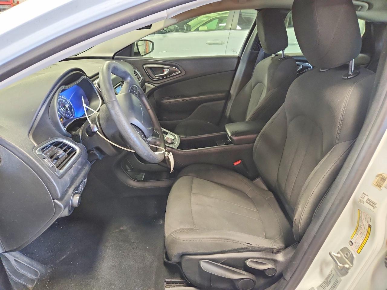 2015 Chrysler 200 Limited - Фото 7