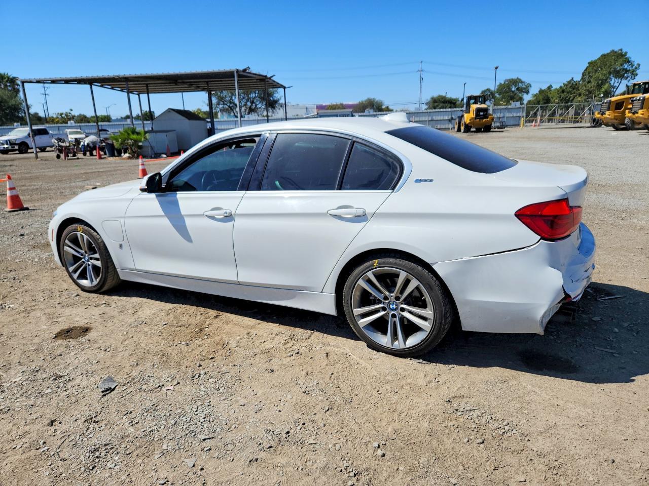 2017 BMW 330E - Фото 2