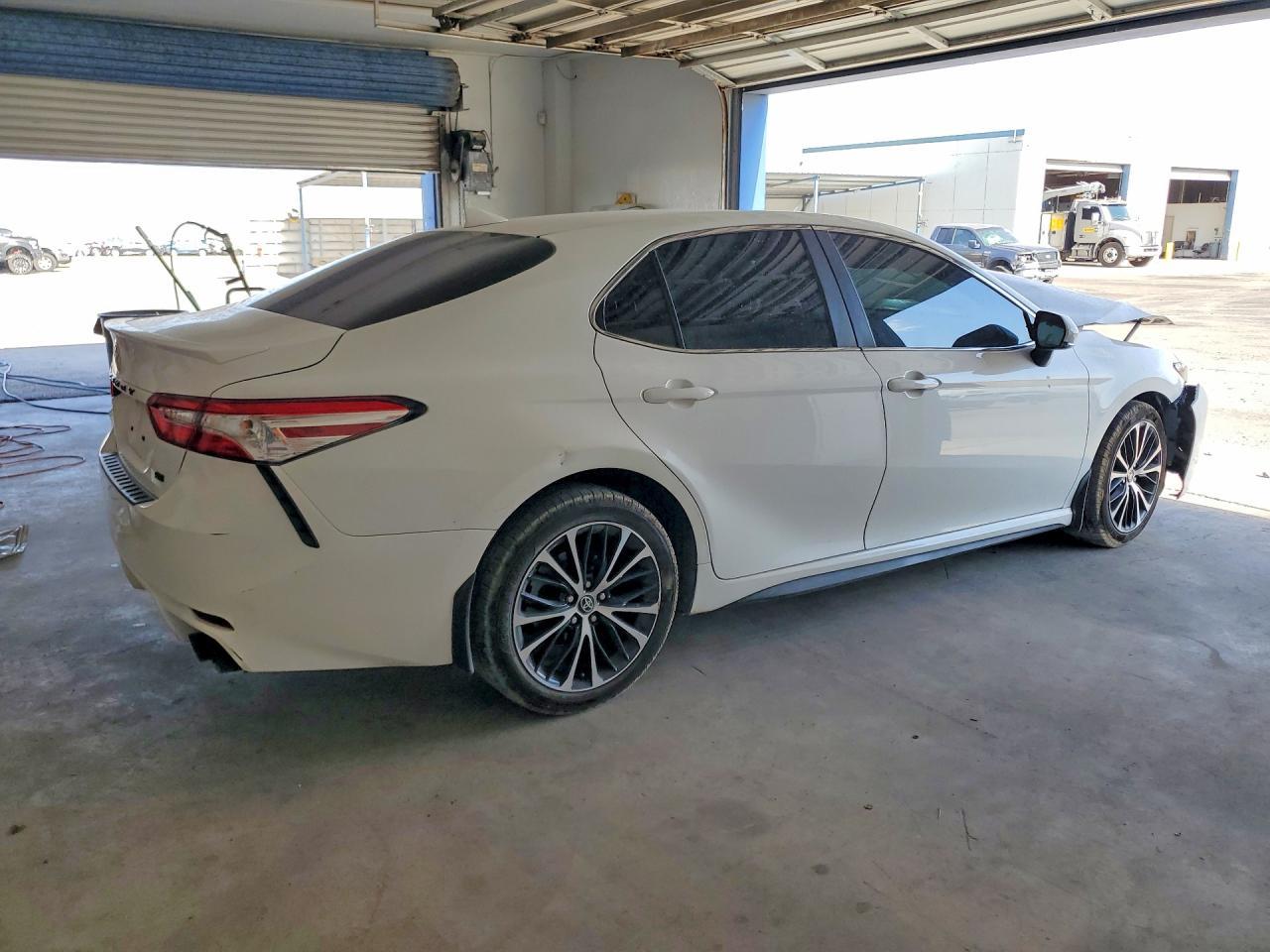 2020 Toyota Camry Se - Фото 3