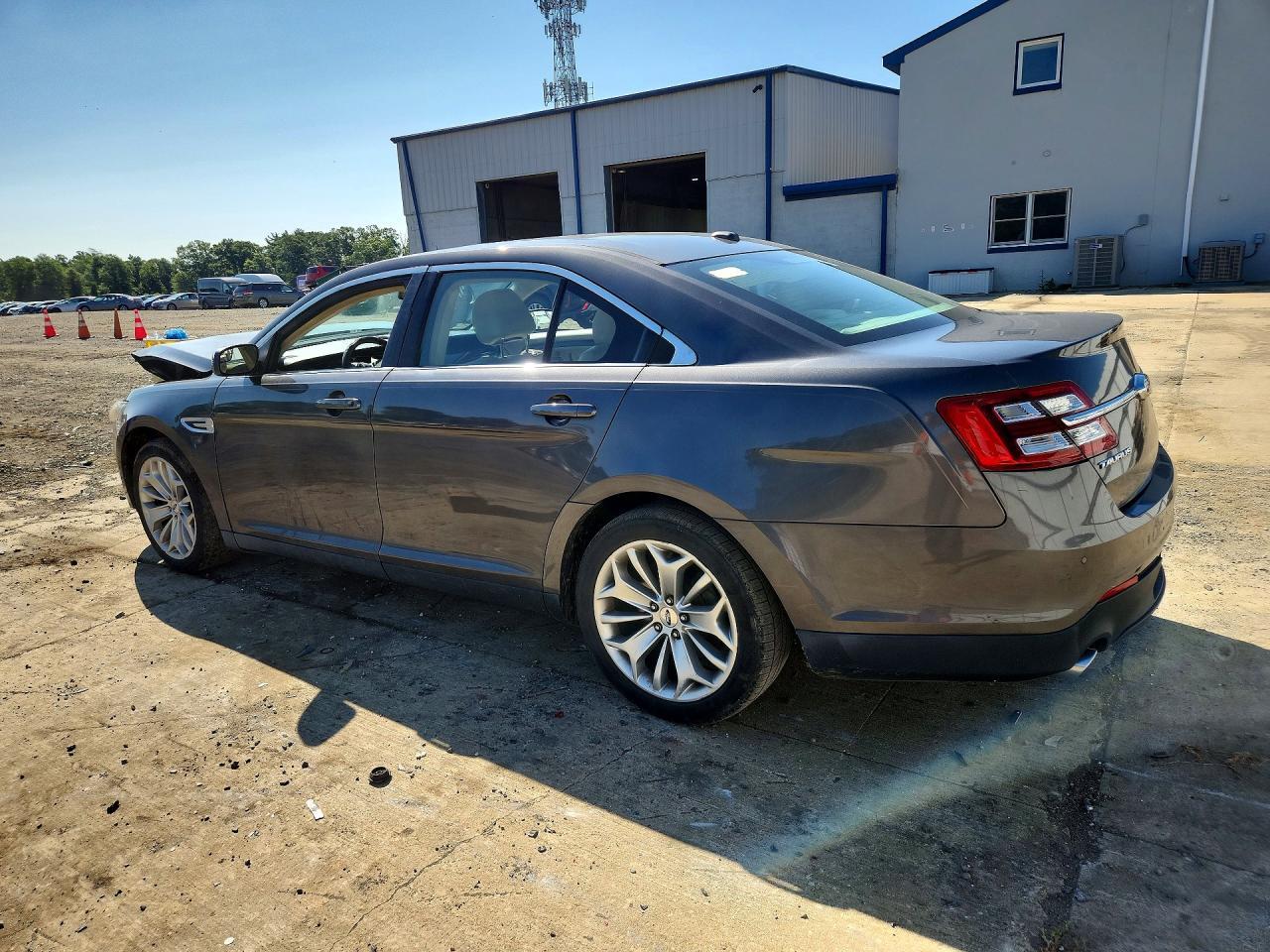 2015 Ford Taurus Limited - Фото 2