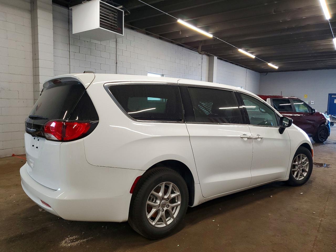 2024 Chrysler Voyager Lx - Фото 3