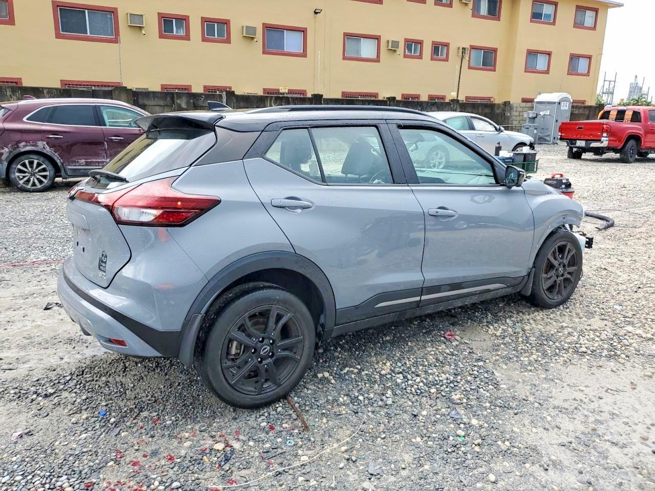 2023 Nissan Kicks Sr - Image 3
