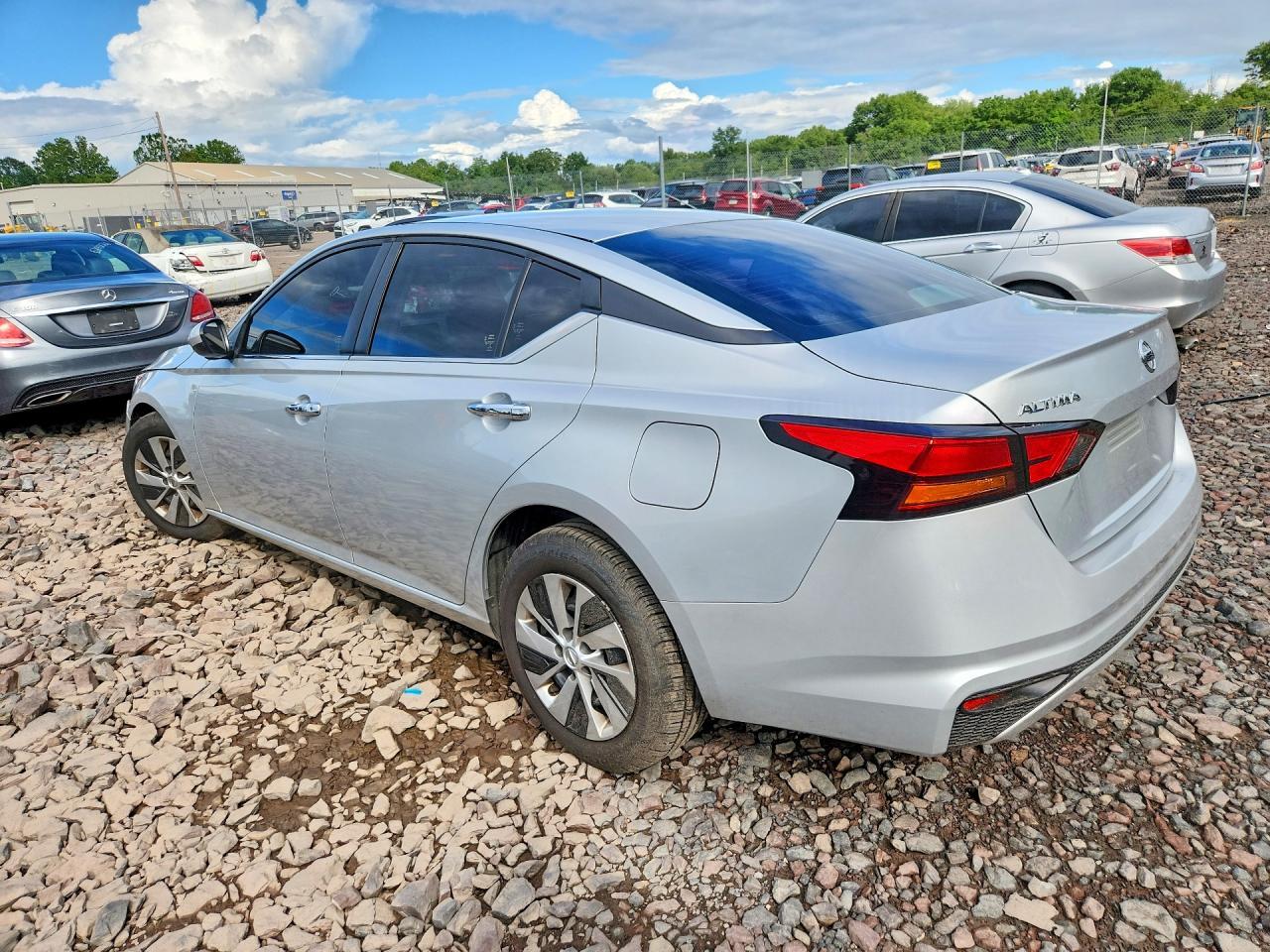 2021 Nissan Altima S - Фото 2