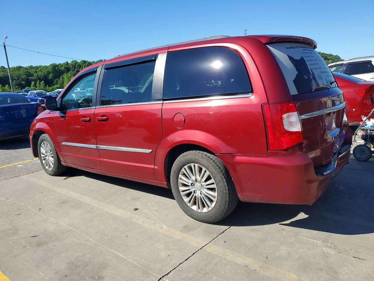 2016 Chrysler Town & Country Touring L - Фото 2