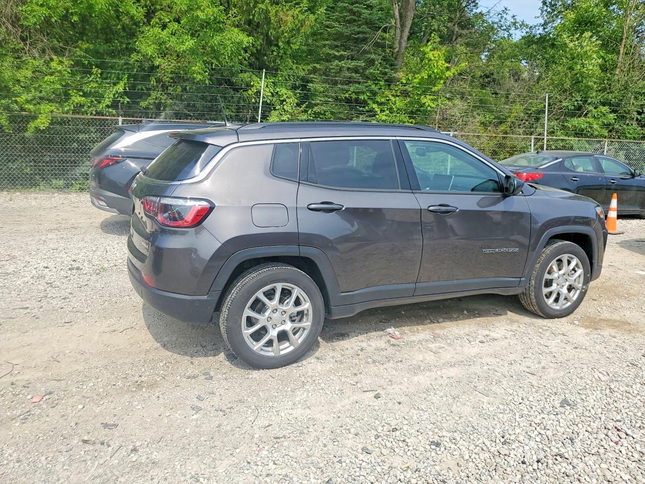 2023 Jeep Compass Latitude Lux - Image 3