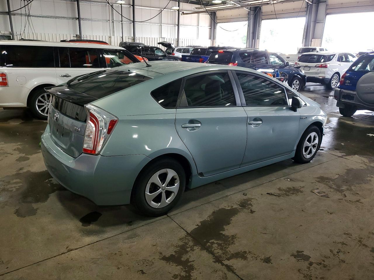 2015 Toyota Prius Two - Фото 3