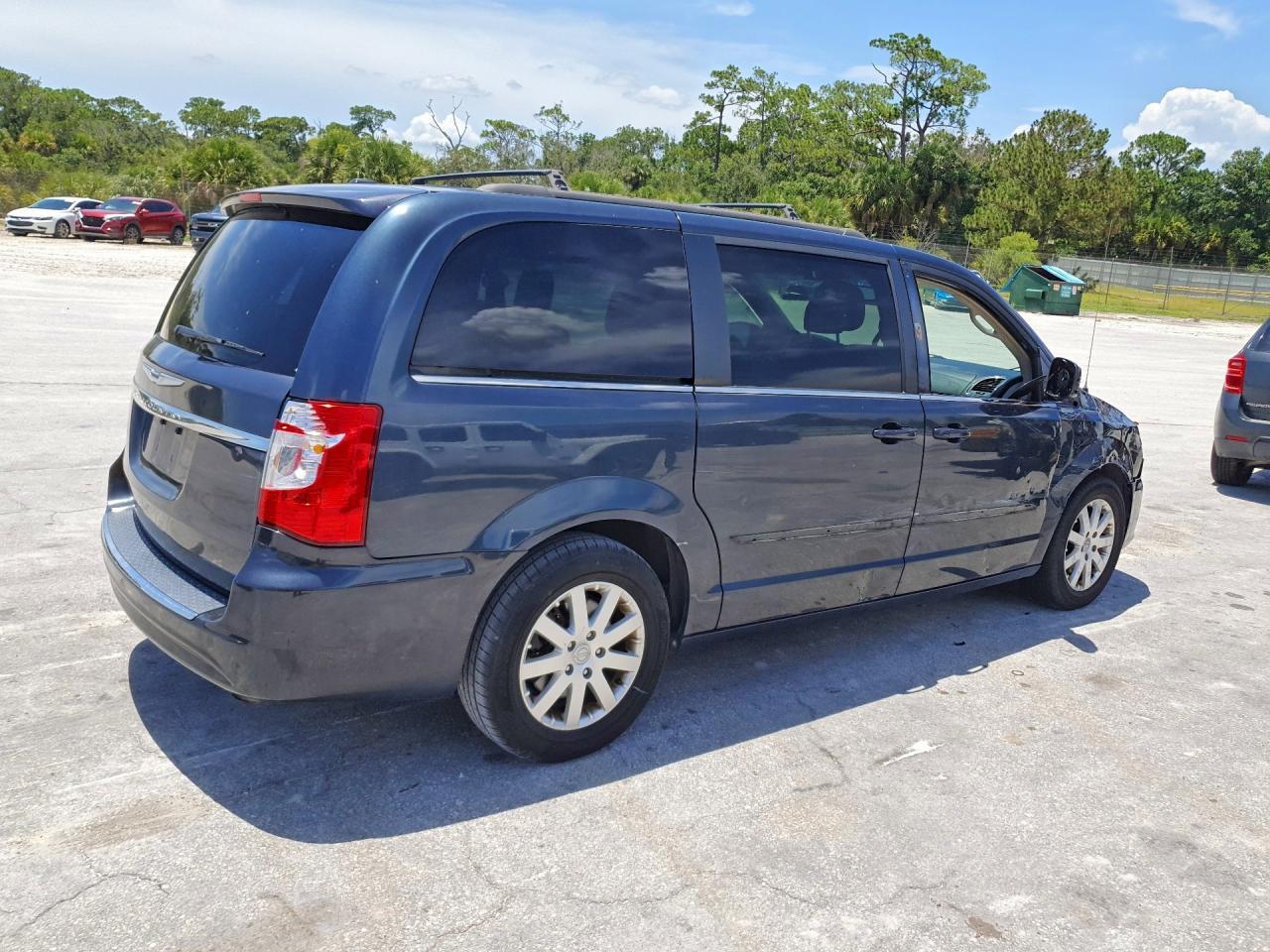 2014 Chrysler Town & Country Touring - Image 3