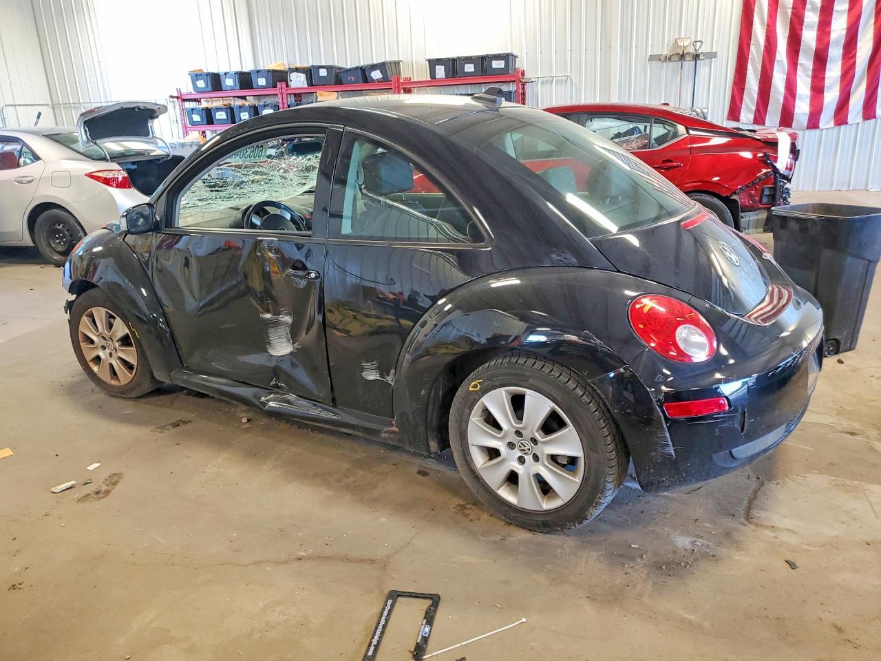 2010 Volkswagen New Beetle - Фото 2