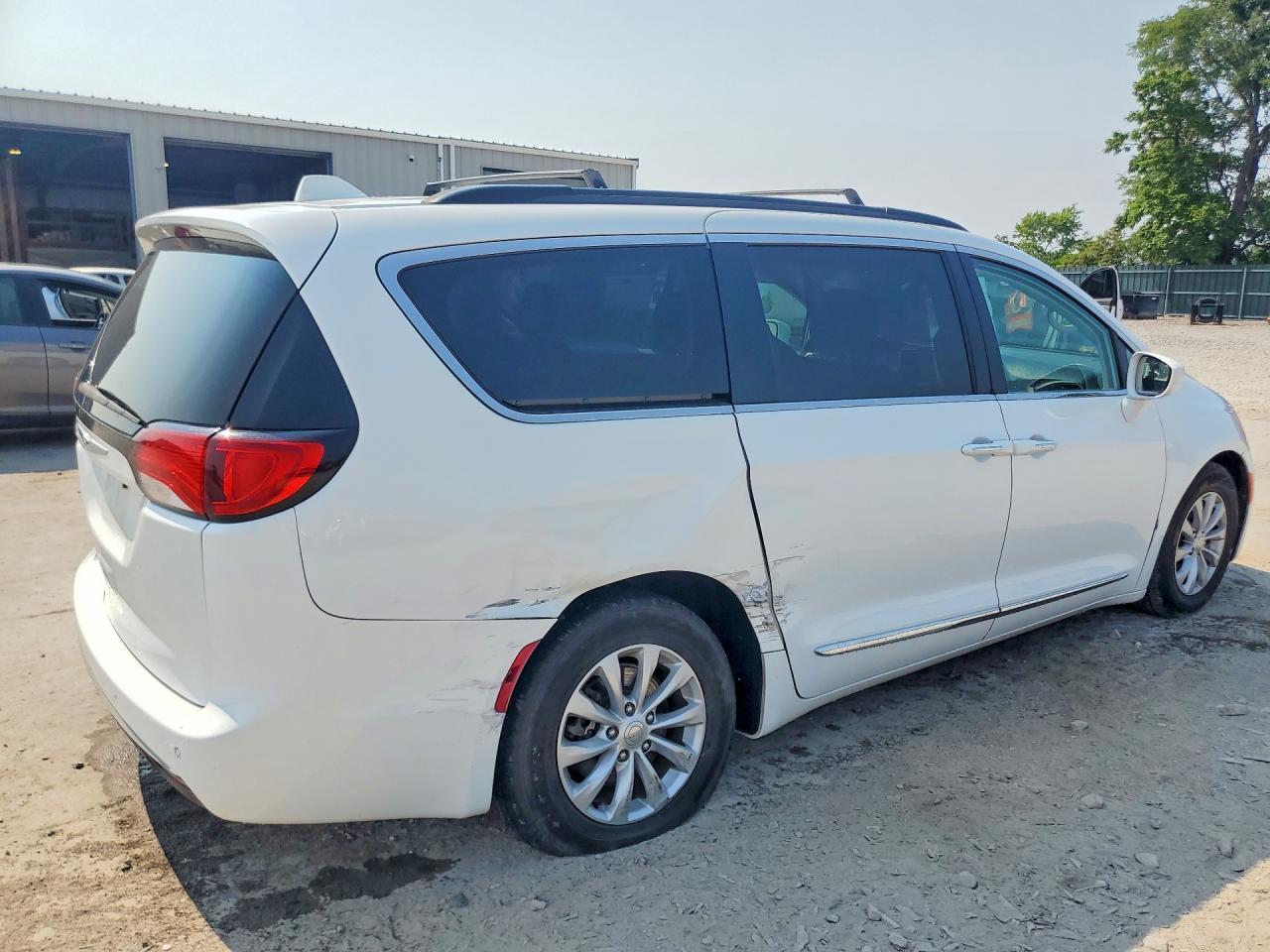2017 Chrysler Pacifica Touring L - Image 3