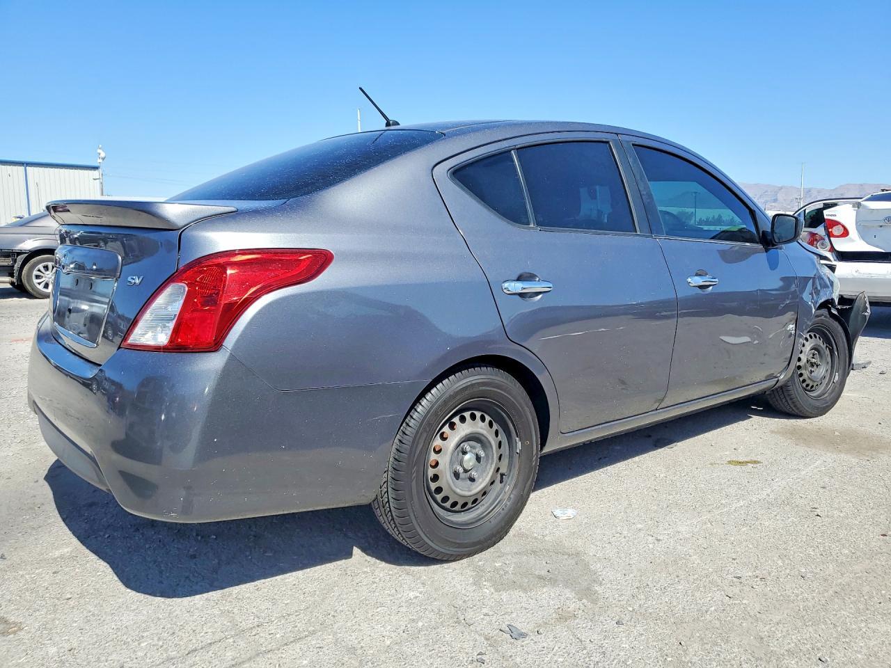 2018 Nissan Versa Sv - Image 3