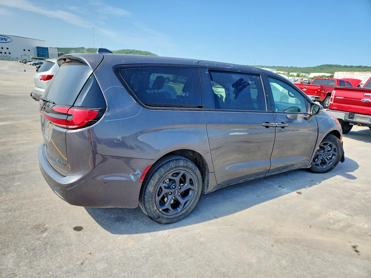 2022 Chrysler Pacifica Hybrid Touring L - Image 3