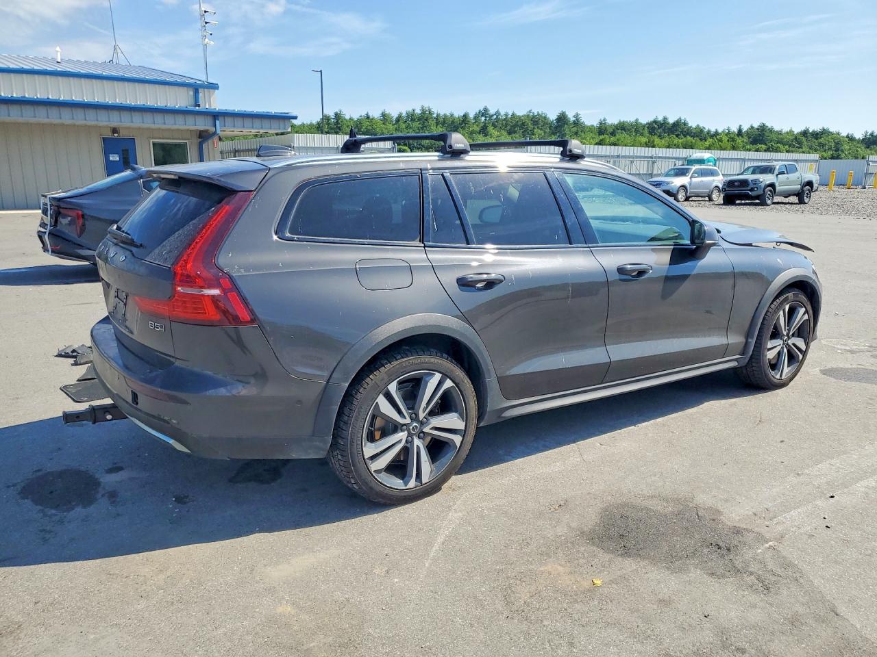 2023 Volvo V60 - Image 3