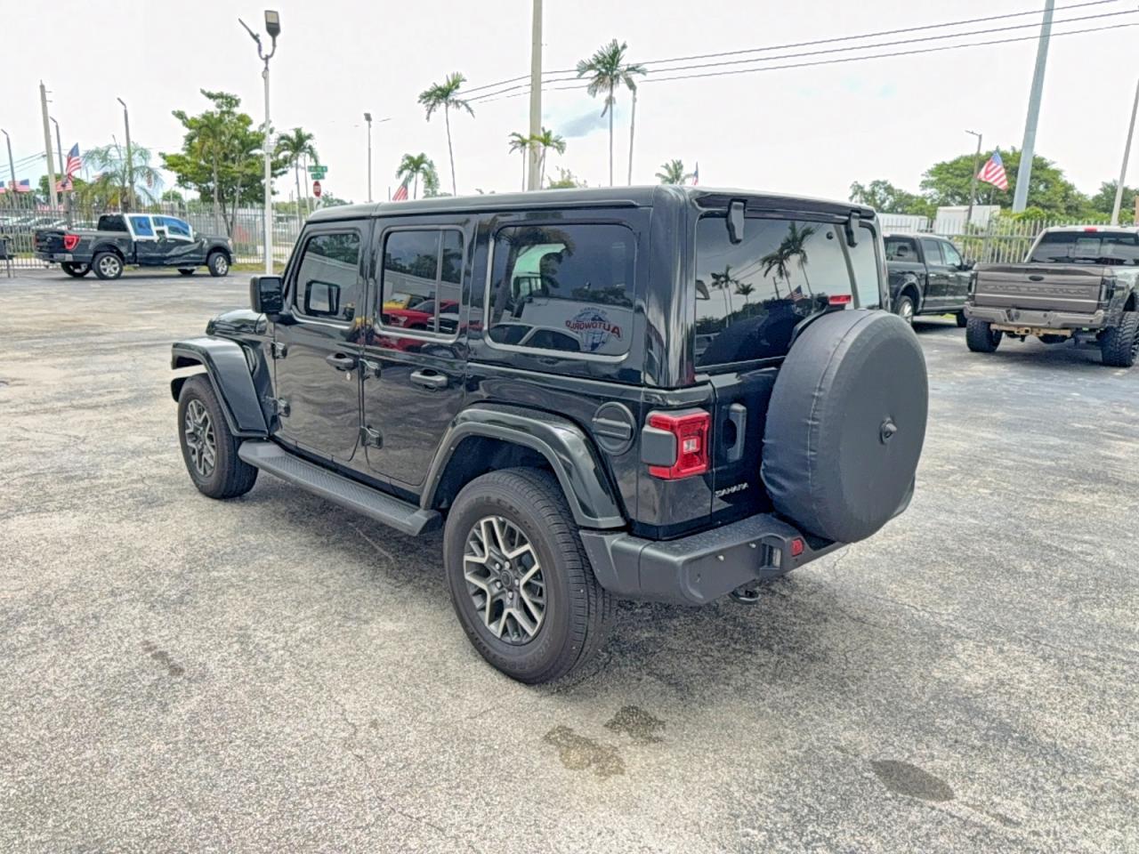2025 Jeep Wrangler Sahara - Image 3