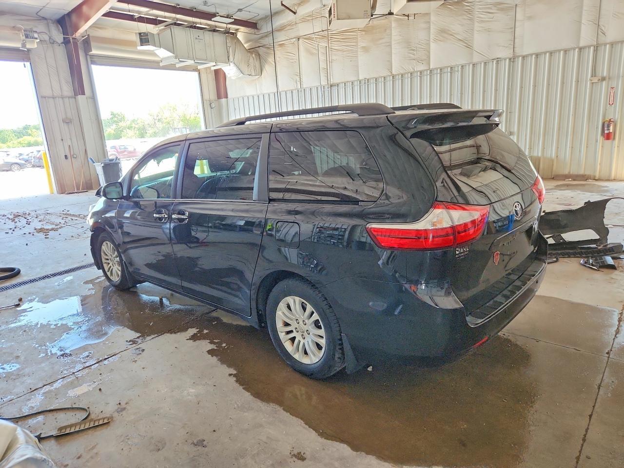 2015 Toyota Sienna Xle 8-Passenger - Image 2