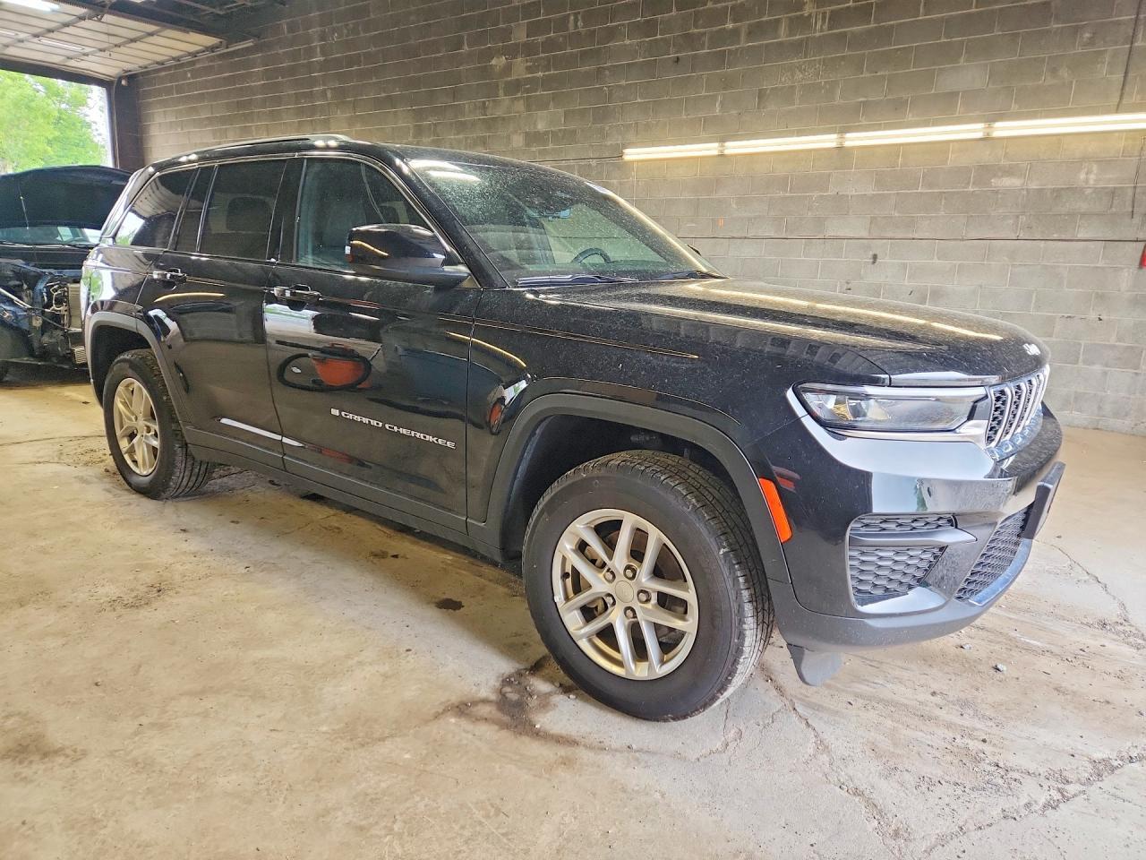 2025 Jeep Grand Cherokee Laredo - Image 4