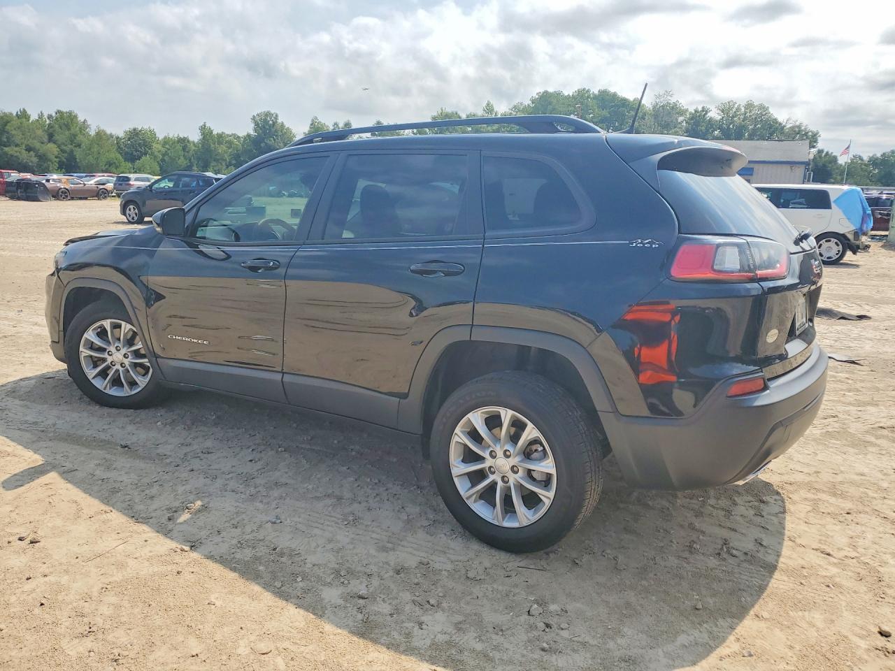 2022 Jeep Cherokee Latitude Lux - Image 2