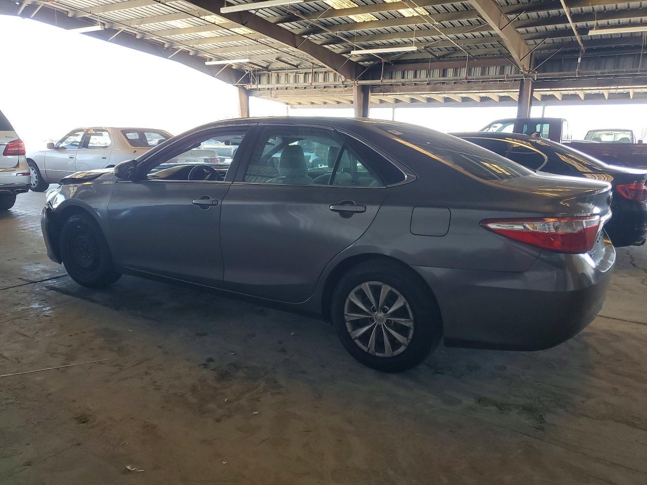 2015 Toyota Camry Le - Фото 2