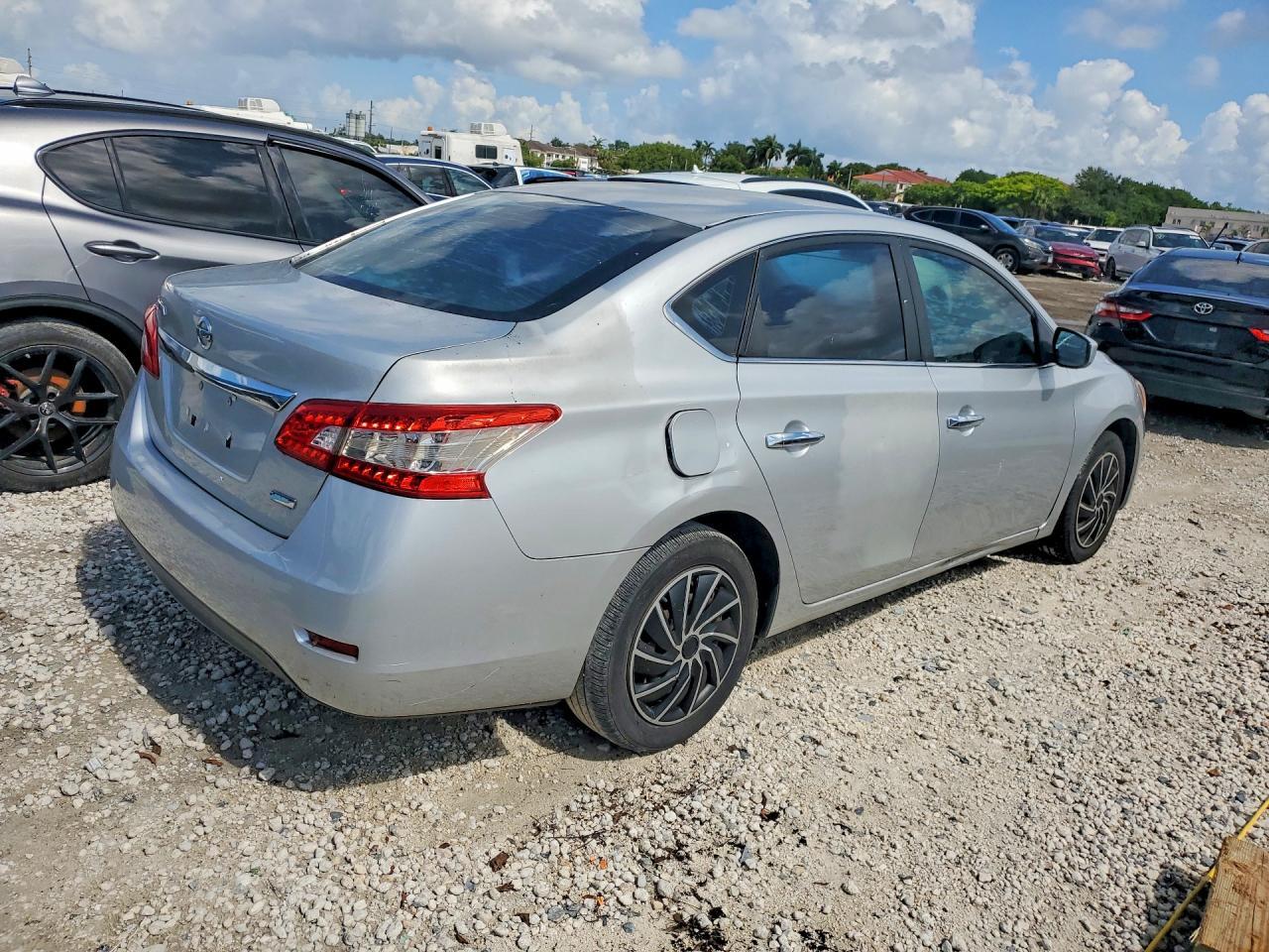 2014 Nissan Sentra S - Фото 3