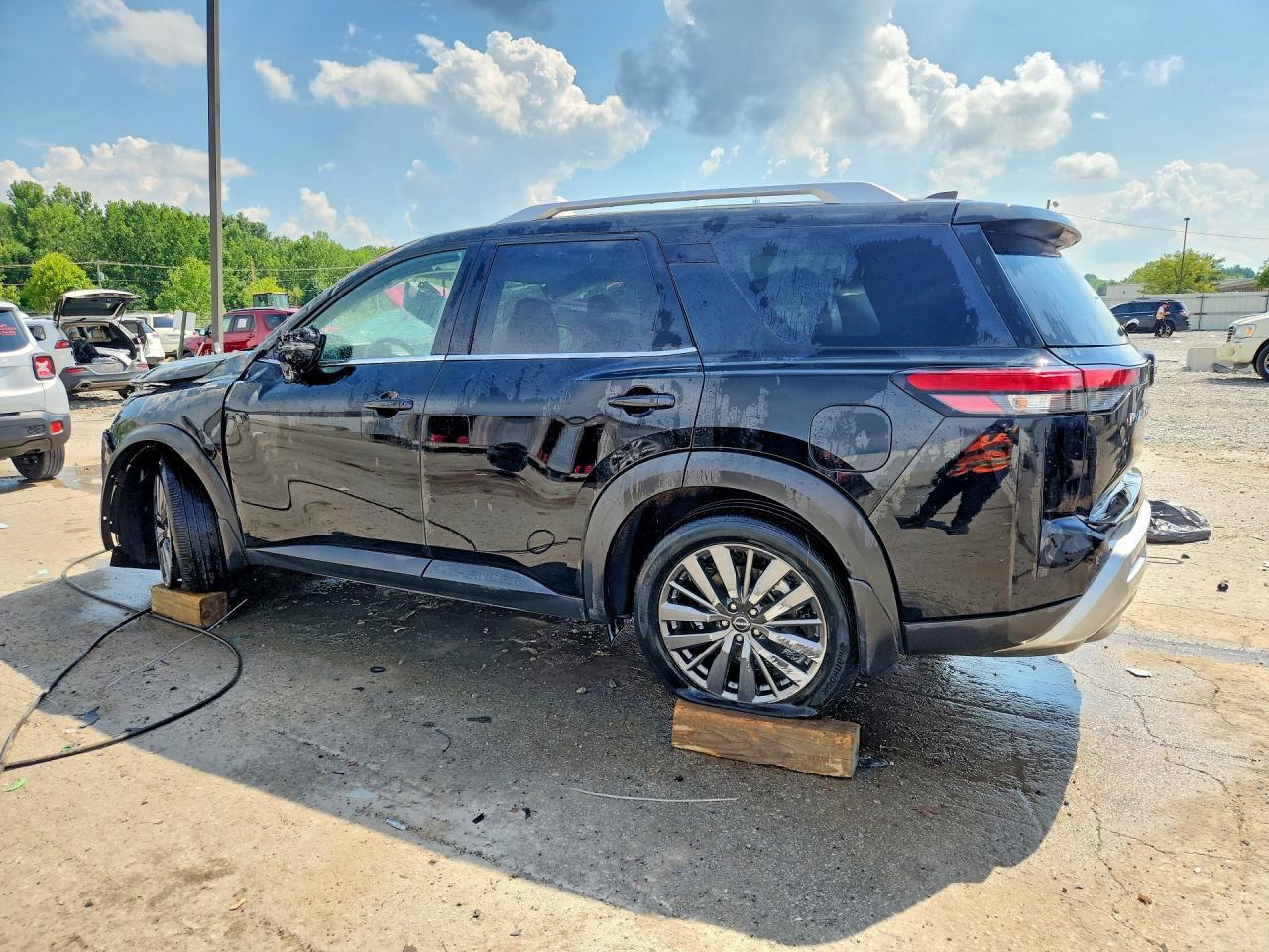 2023 Nissan Pathfinder Sl - Фото 2
