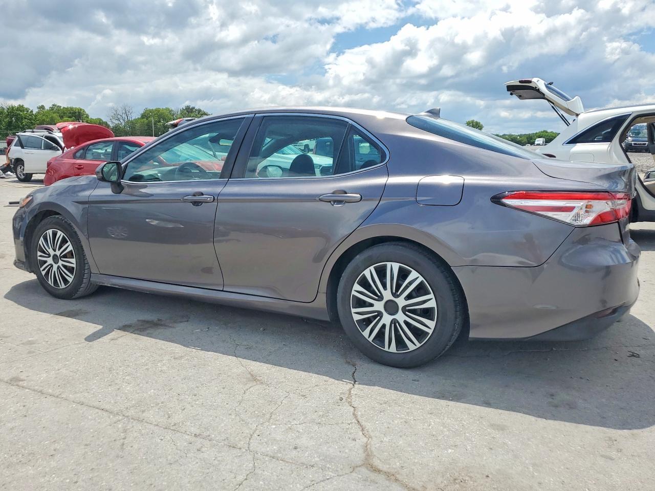 2019 Toyota Camry Le - Фото 2