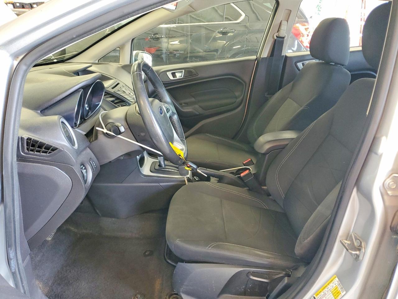 2015 Ford Fiesta Se - Фото 7