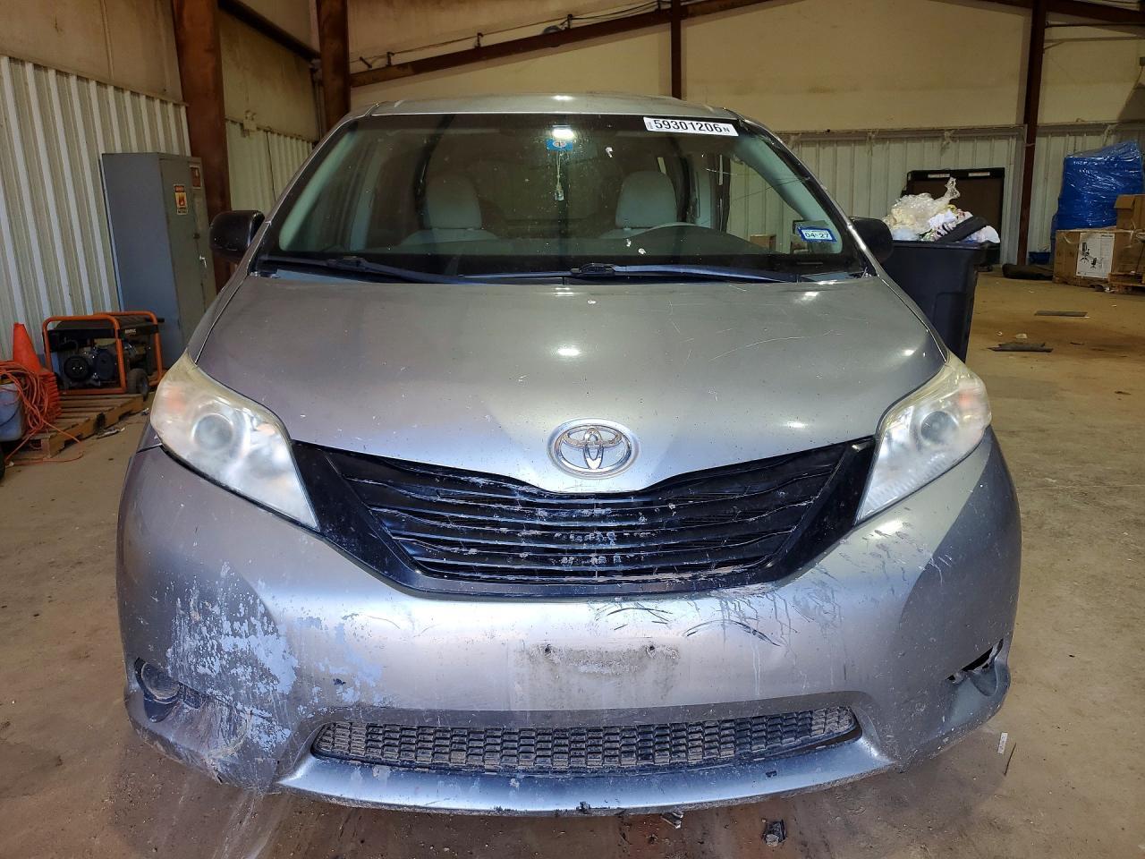 2011 Toyota Sienna Base 7-Passenger - Фото 5