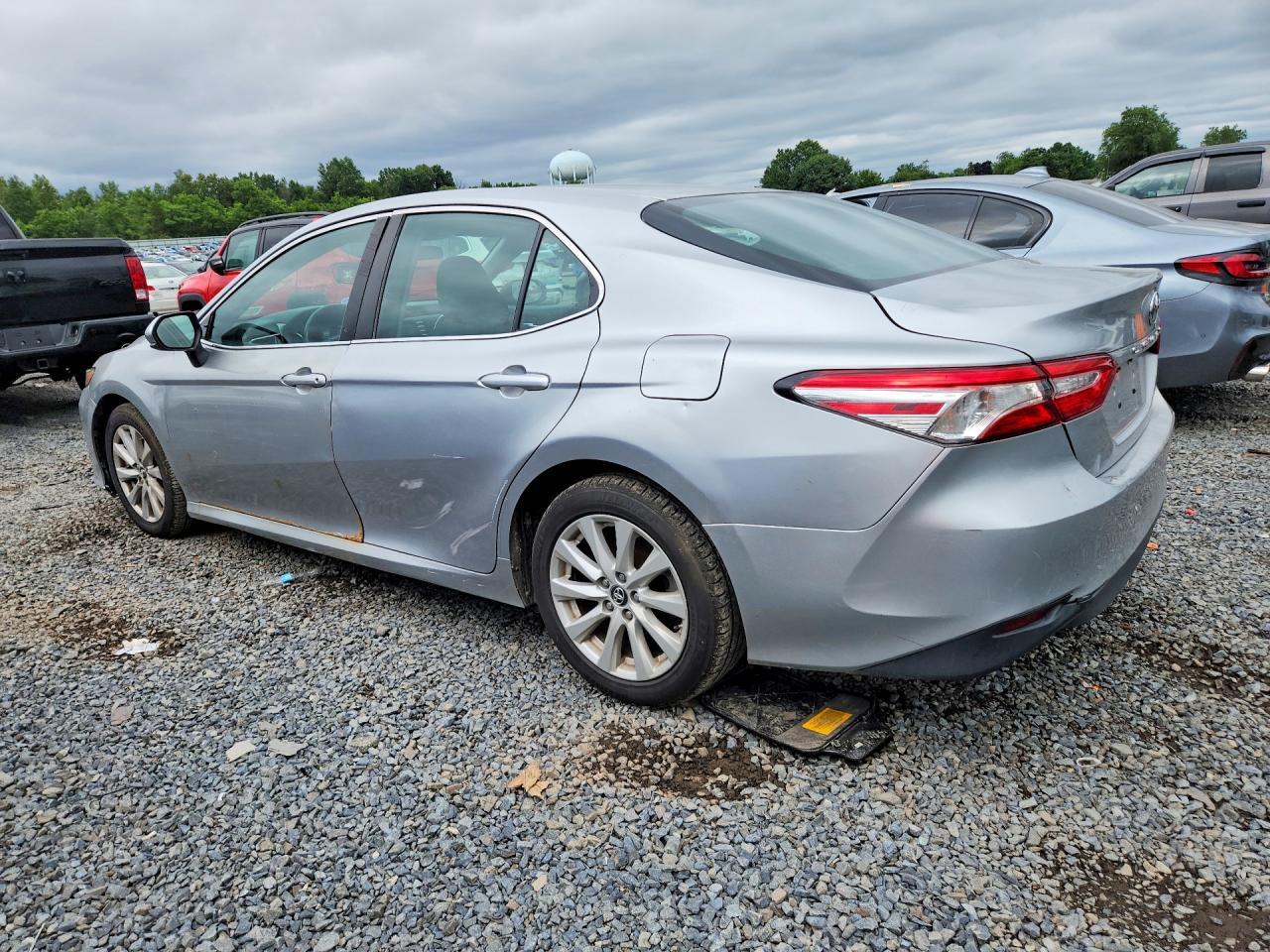 2018 Toyota Camry Le - Фото 2