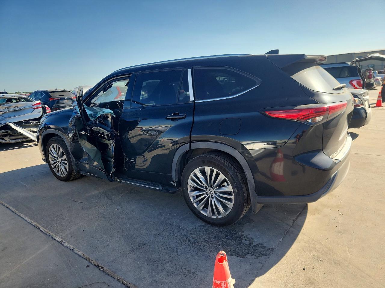 2021 Toyota Highlander Platinum - Фото 2