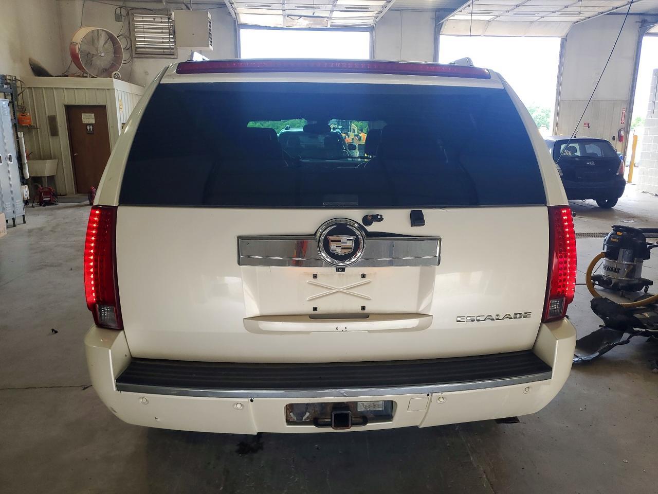 2007 Cadillac Escalade Luxury - Image 6