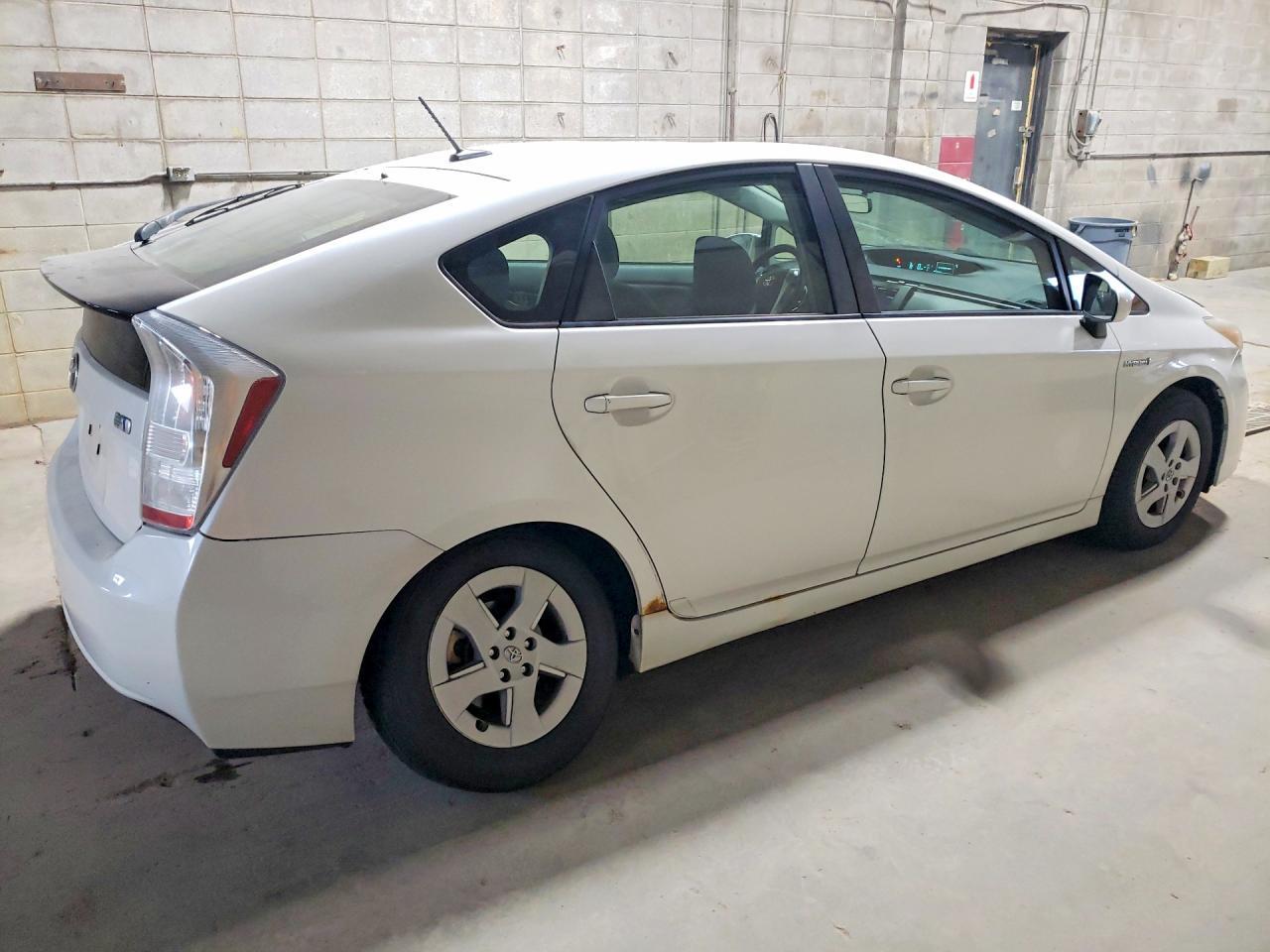 2011 Toyota Prius Two - Фото 3