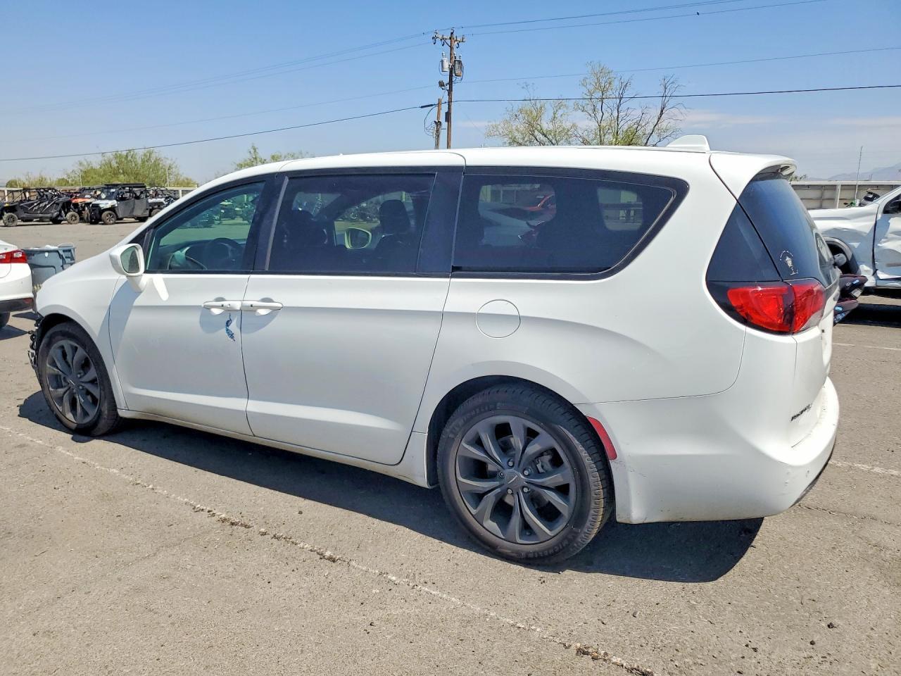 2020 Chrysler Pacifica Touring - Фото 2