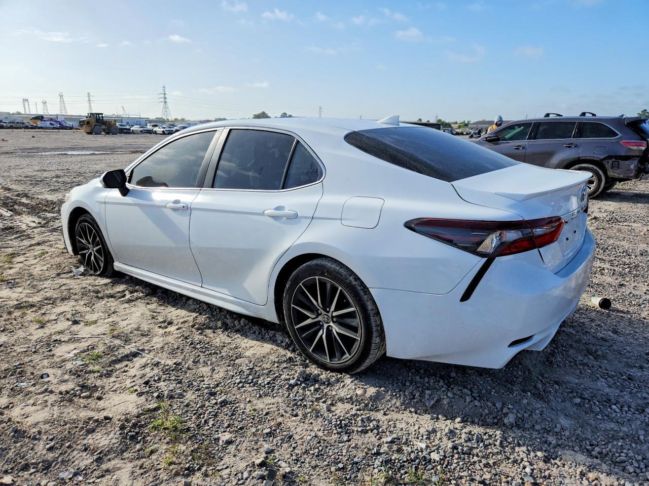 2022 Toyota Camry Se - Фото 2