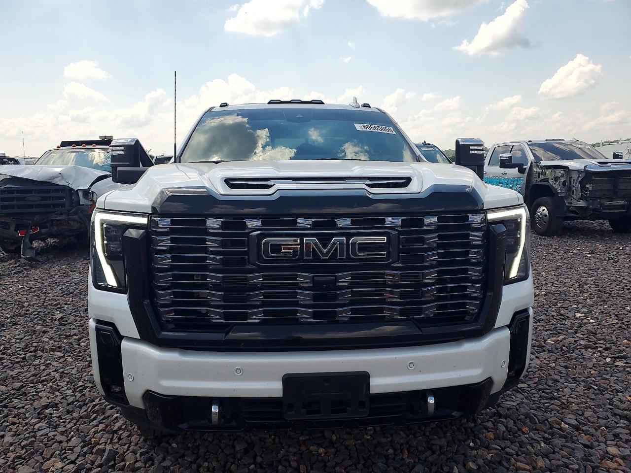 2025 GMC Sierra K3500 Denali Ultimate - Image 5